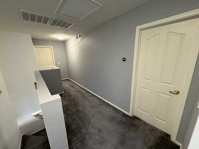 Building Photo - Convenient Location Three bedroom 2.5 baths 2 car garage