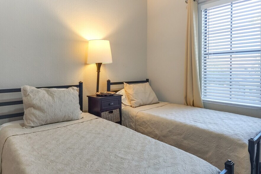 Building Photo - 1001 North Pasadena-SI ID1385691P