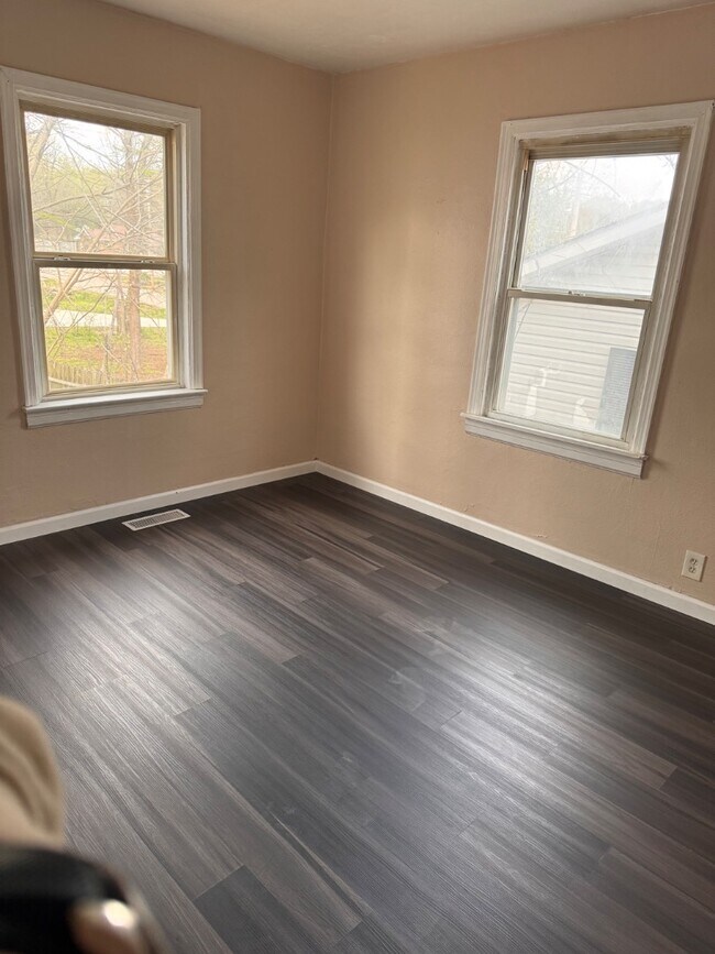 Building Photo - 1305 Davis St