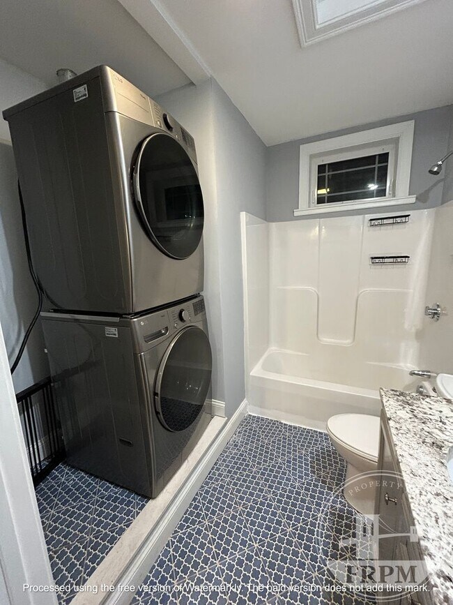 Building Photo - 176 Snell St