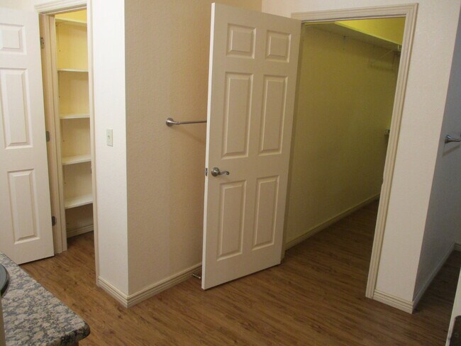 Building Photo - Walkout Basement Apartment - PRICED TO RENT - AVAIL 6/1/26