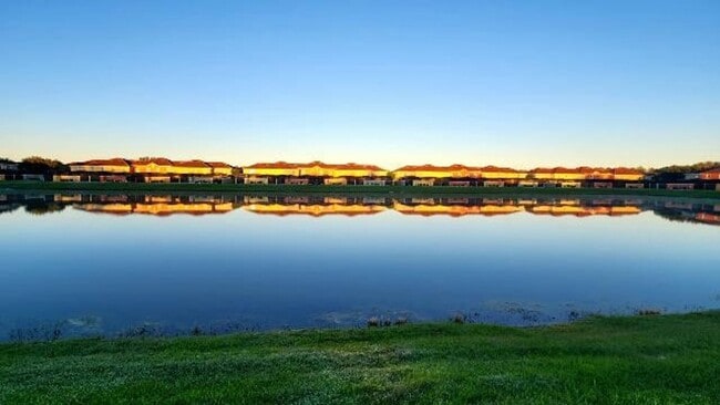 Building Photo - RENOVATED 4 bed 3 bath Completely FURNISHE...