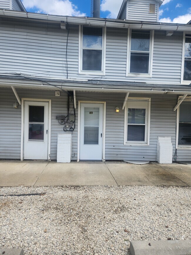 Building Photo - 735 Camden Ave SW