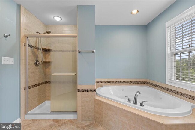 Building Photo - 2215 Loch Lomond Dr