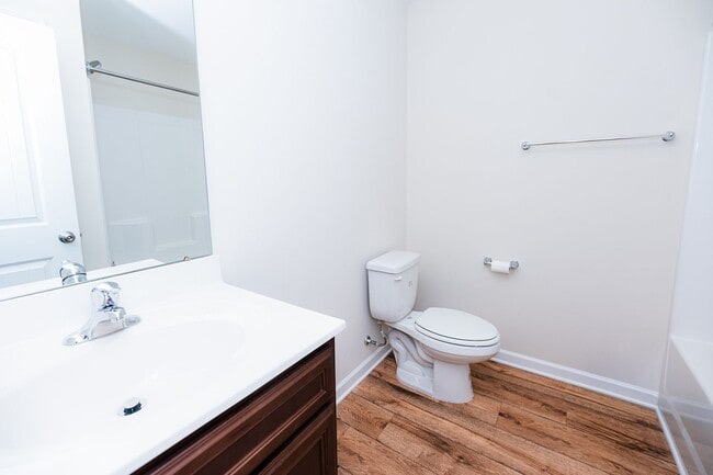 Building Photo - Spacious 5 Bedroom, 3 bath home in Greensboro with 2 car garage