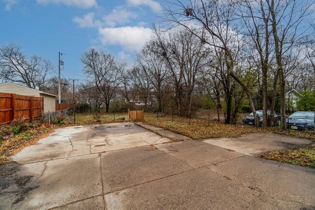 Building Photo - Updated 3-Bedroom Townhouse-Style Duplex with Modern Kitchen & Bath – Pets Welcome!