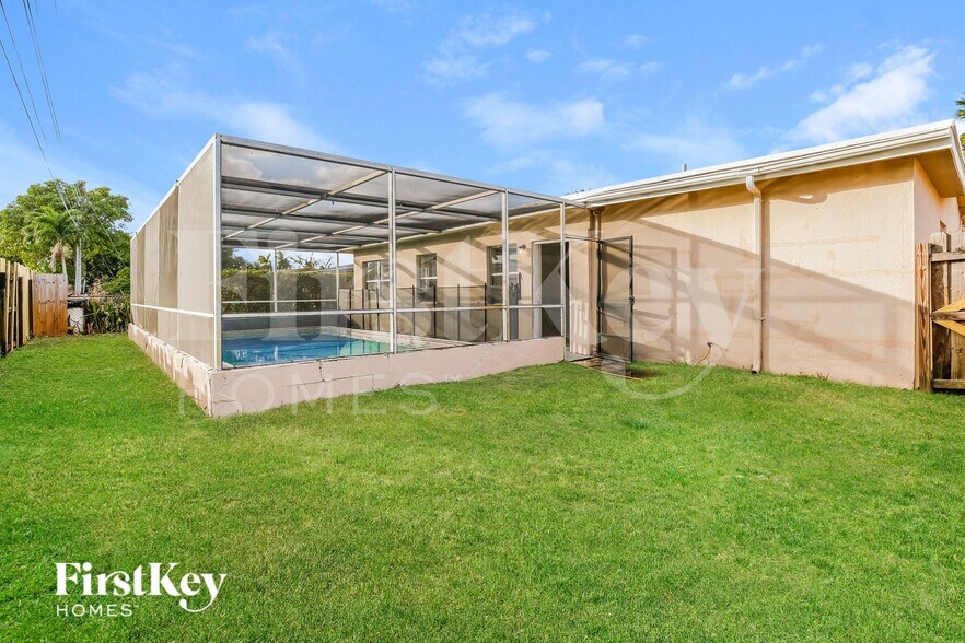 Building Photo - 3600 NW 40th Ct