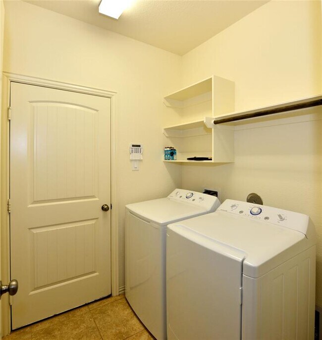 Building Photo - 6715 Rambling Manor Ct