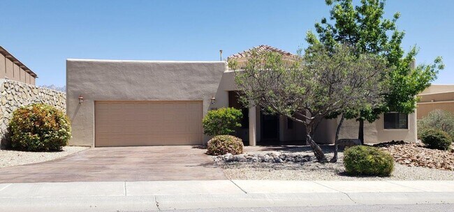 Primary Photo - Beautiful Home in Sonoma Ranch with Amazin...