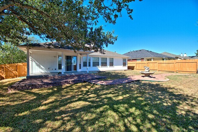 Building Photo - Well Maintained 3/2/2 on Corner Lot