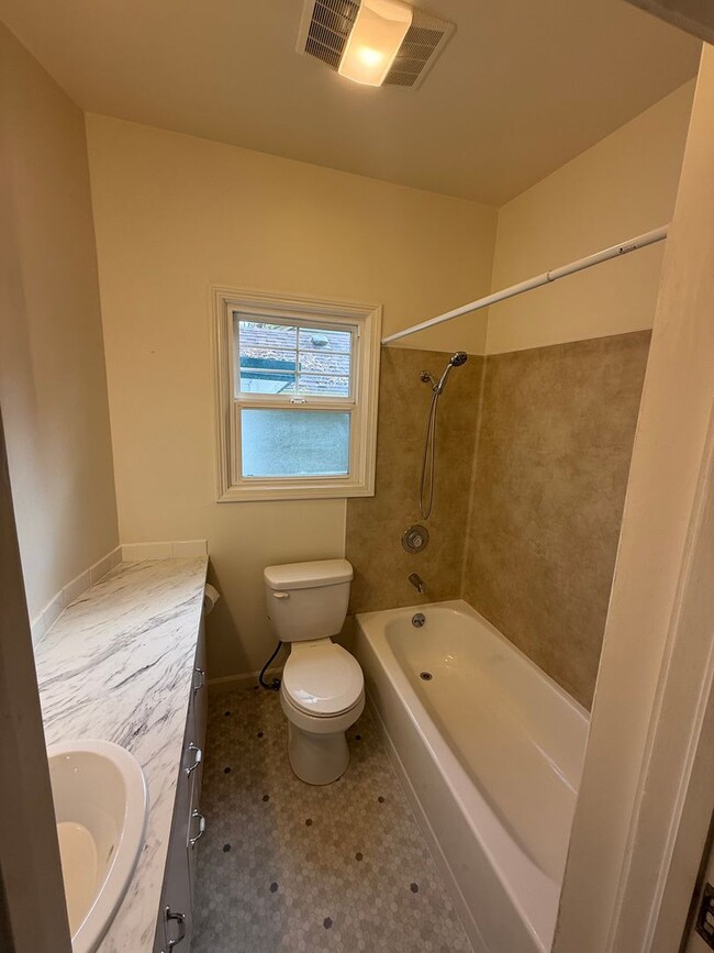 Building Photo - Charming 1BR/1BA House