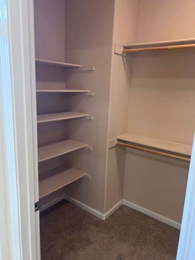 Building Photo - 3 bedroom, 2 bathroom house located in the desirable neighborhood