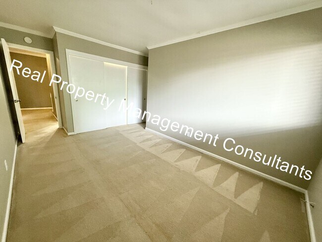 Building Photo - Beautiful Condo on the Plaza with City Vie...