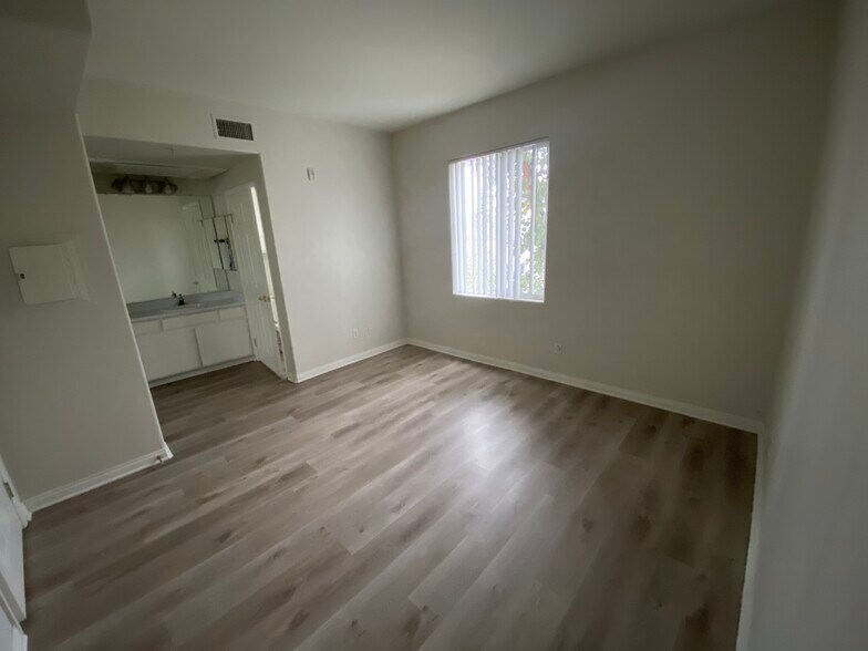 Building Photo - 9825 Topanga Canyon Blvd
