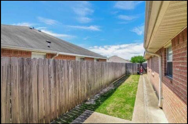 Building Photo - 921 Sun Meadow St