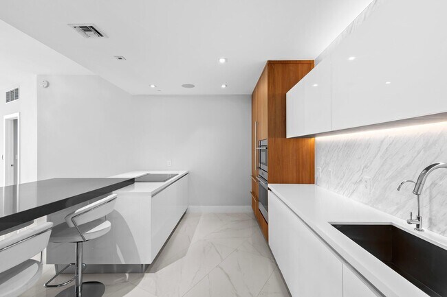 Building Photo - 701 N Fort Lauderdale Beach Blvd