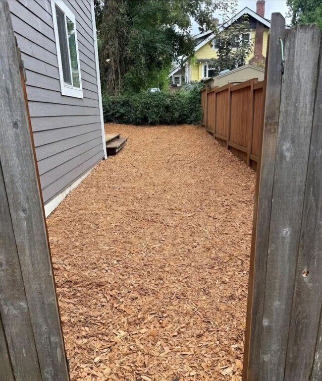 Building Photo - Great, Spacious & Inviting Home in the Heart of Milwaukie! Move-in Special DISCOUNT of $200!!!