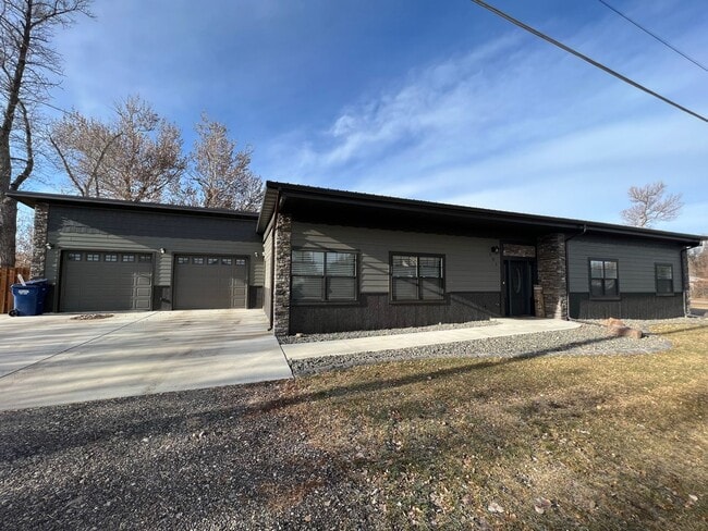 Building Photo - Beautiful newly remodeled home
