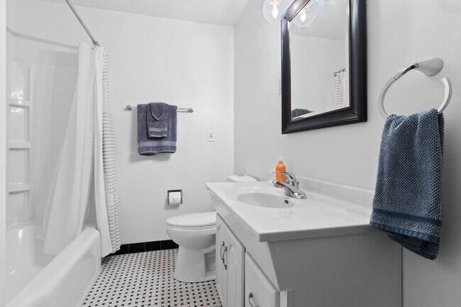 Building Photo - Flexible Furnished 2 BR  utilities included w/ garage