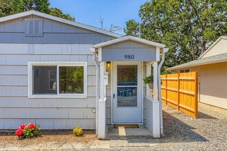 Building Photo - 2 Bedroom Cottage