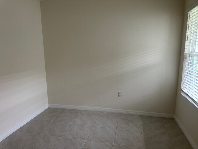 Building Photo - 2 Bedroom + Office / 2 Bath Duplex for Rent in Leesburg