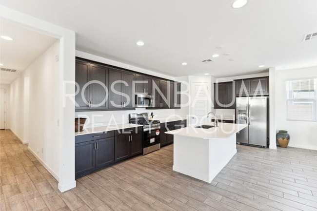 Building Photo - Stunning 4-bedrooms, 3-baths single story ...
