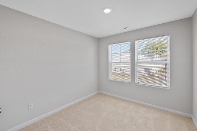 Building Photo - 130 Paramount Dr