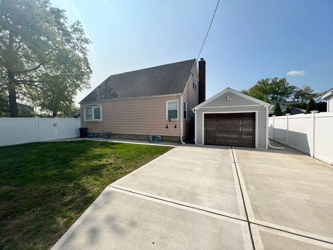 Building Photo - Terrific 4 Bed/1 Bath Home in Elmont!