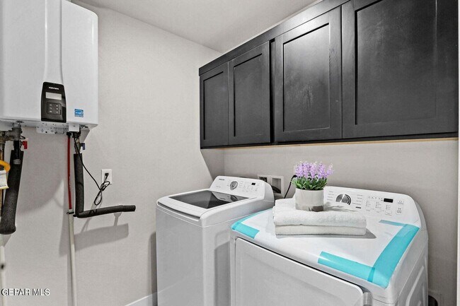 Building Photo - 2621 Maria Casas St