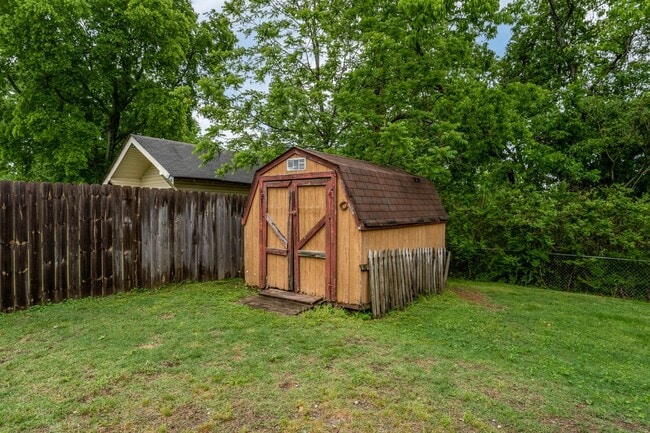 Building Photo - 206 River Heights Dr