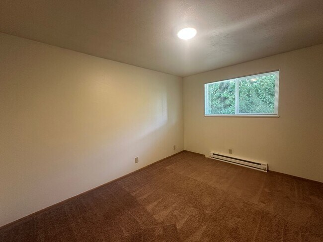 Building Photo - Two Bedroom Apartment Close to Willamette ...
