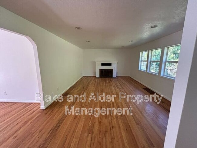 Building Photo - 198 NE 157th Ave