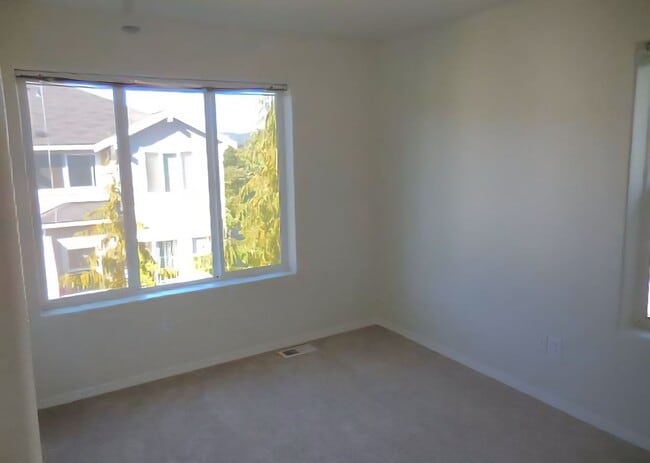 Building Photo - Amazing Condo  End Unit!
