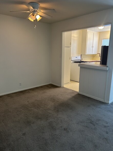 Dining area & kitchen - 4191 Dixie Canyon Ave