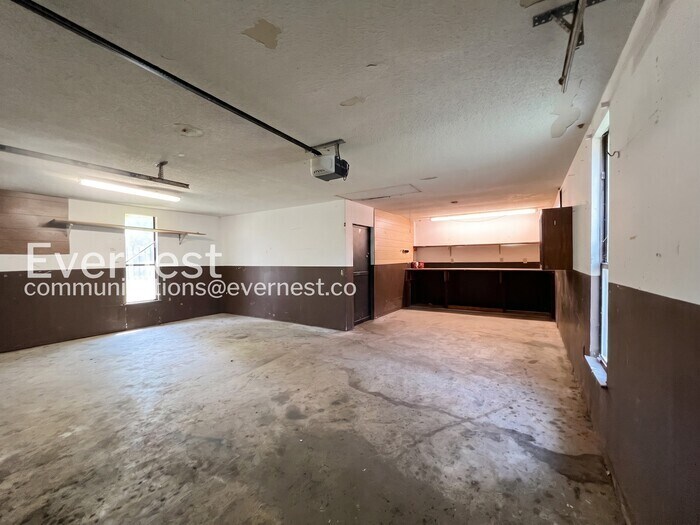 Building Photo - 6375 Greenbriar Dr