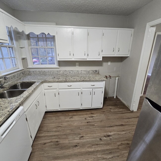 Building Photo - Full brick 3 bedroom, 1 and half bath home with screened in side porch, and an attic for extra st...