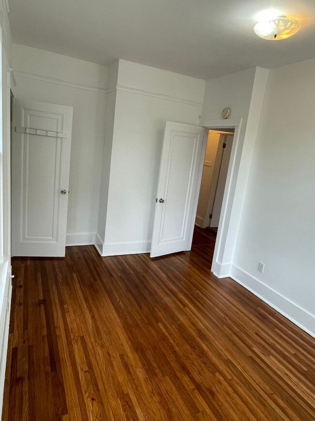 Building Photo - Huge 4BD/2.5BA with Sunroom and Backyard