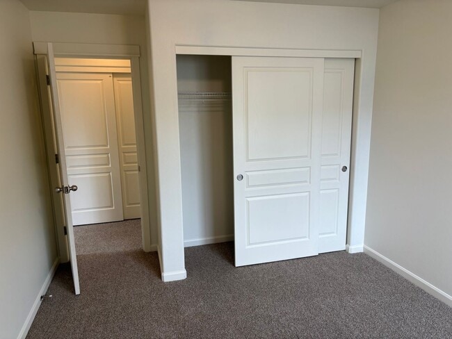 Building Photo - Lovely Corner Lot Home facing Sun Meadow Park