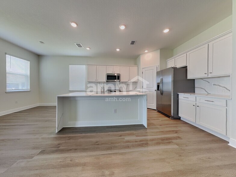Building Photo - 27403 St Andrews Ave
