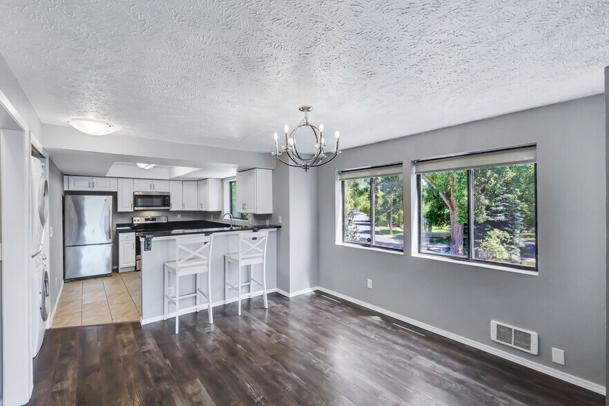 Building Photo - 162 S Coeur Dalene St