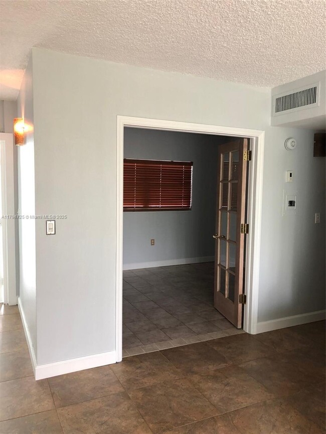 Building Photo - 2539 Bayshore Dr