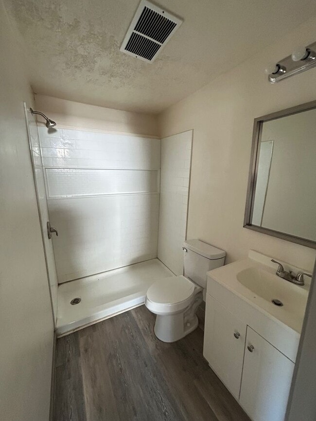 Building Photo - Updated 2 Bedroom Cottage