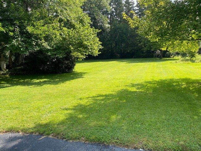 Building Photo - Charming 3 Bedroom, 3 Bathroom Ranch Home ...