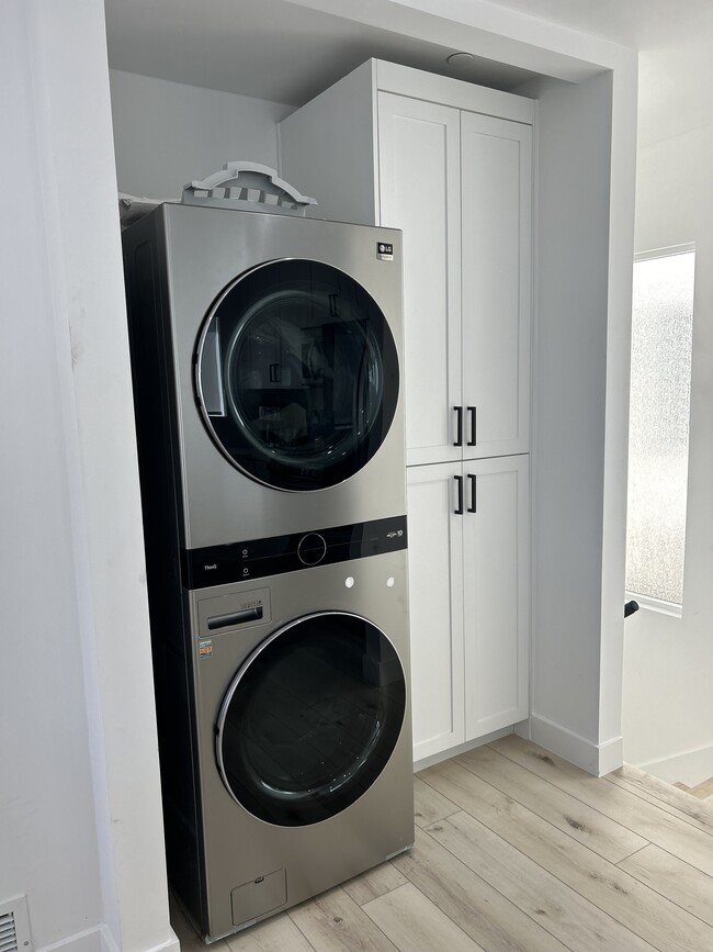 New washer /dryer with steam drying option - 211 36th Pl