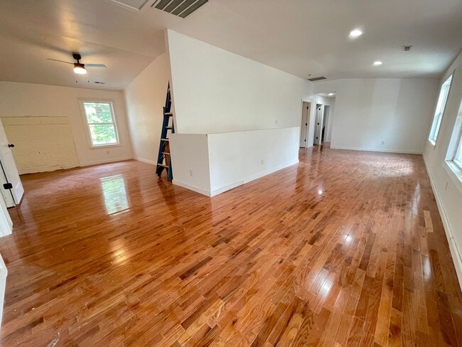 Building Photo - Big and Beautiful House with attached 1br ...
