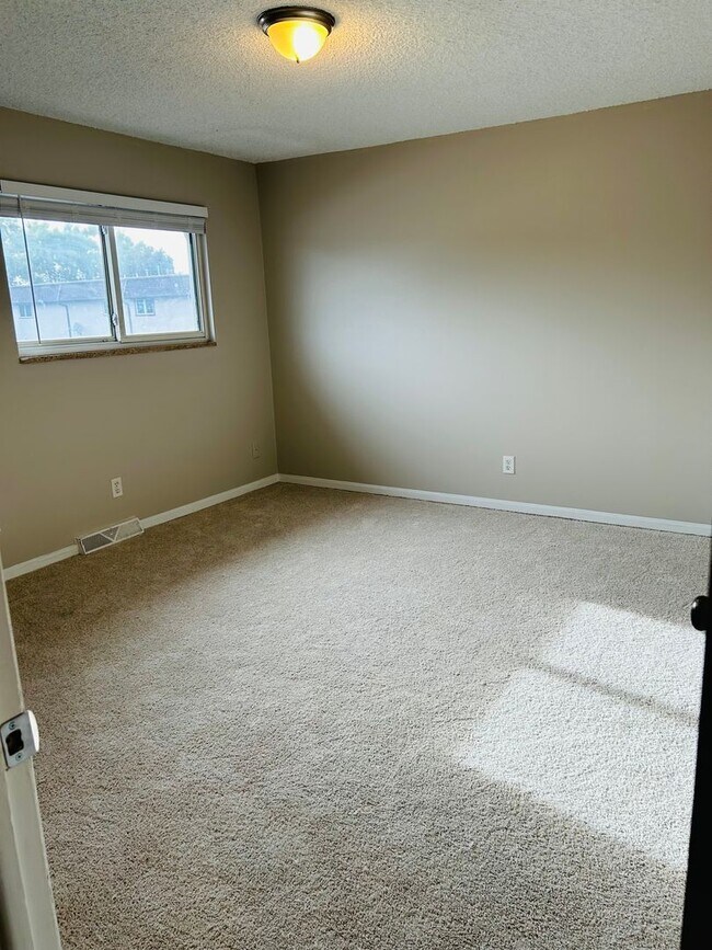 Building Photo - Beautifully Updated Townhome in Prime Loca...