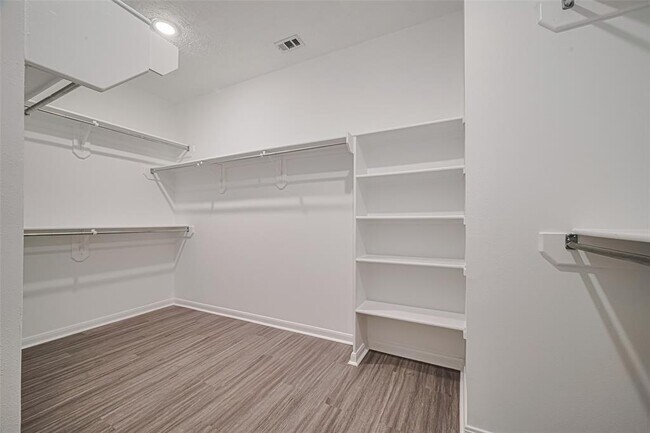 Building Photo - 2118 Westover Park Cir