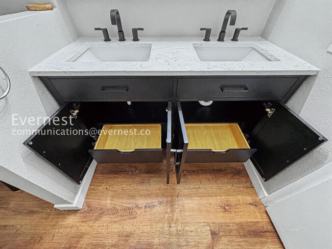 Building Photo - PROMO: Half Off the First Month's Rent! / 3 Bed, 1 Bath Townhome with Garage & Fenced Yard