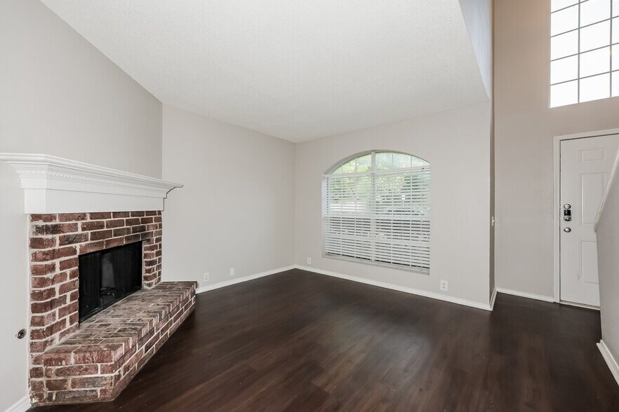 Building Photo - 216 High Pointe Ln
