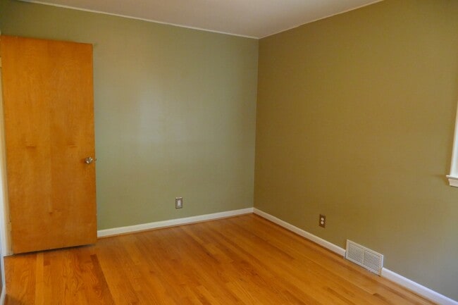 Building Photo - Royal Oak Two Bedroom / One Bathroom Brick Ranch on Large Fenced Lot